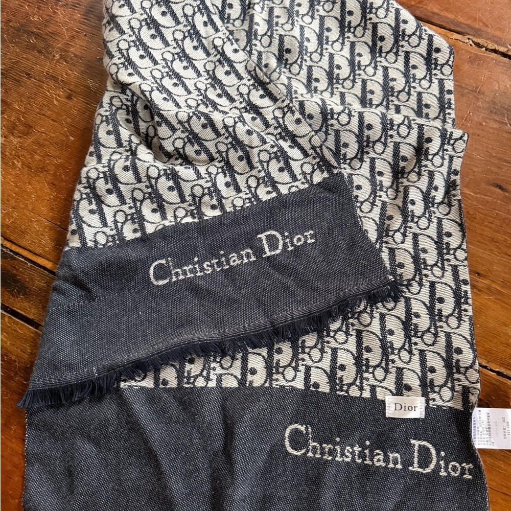 Christian Dior black & white scarf. Oblique jacquard pattern, fringe finish